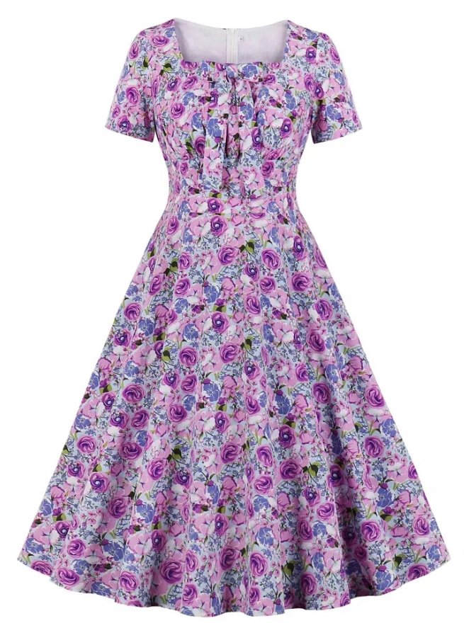 Lilla højtaljet plusstørrelse vintagekjole